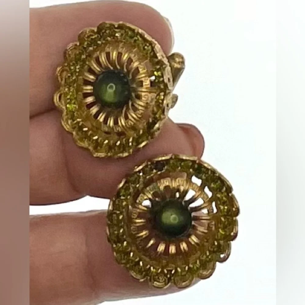 Vintage Signed Hickok Gold Tone Round Open Work Cufflinks Green Faceted Crystals